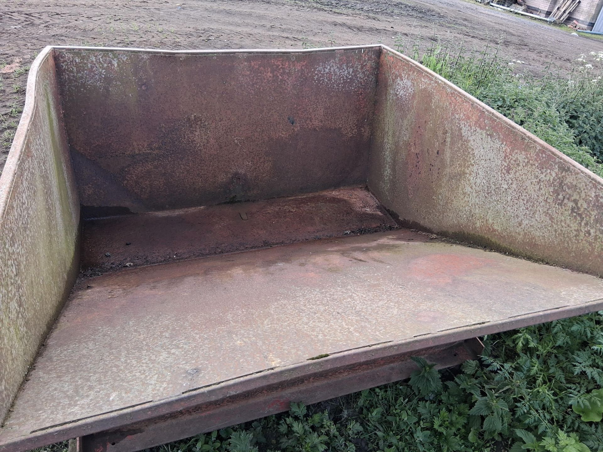 2No Tong manual tipping skips, tine mounted - Image 6 of 8
