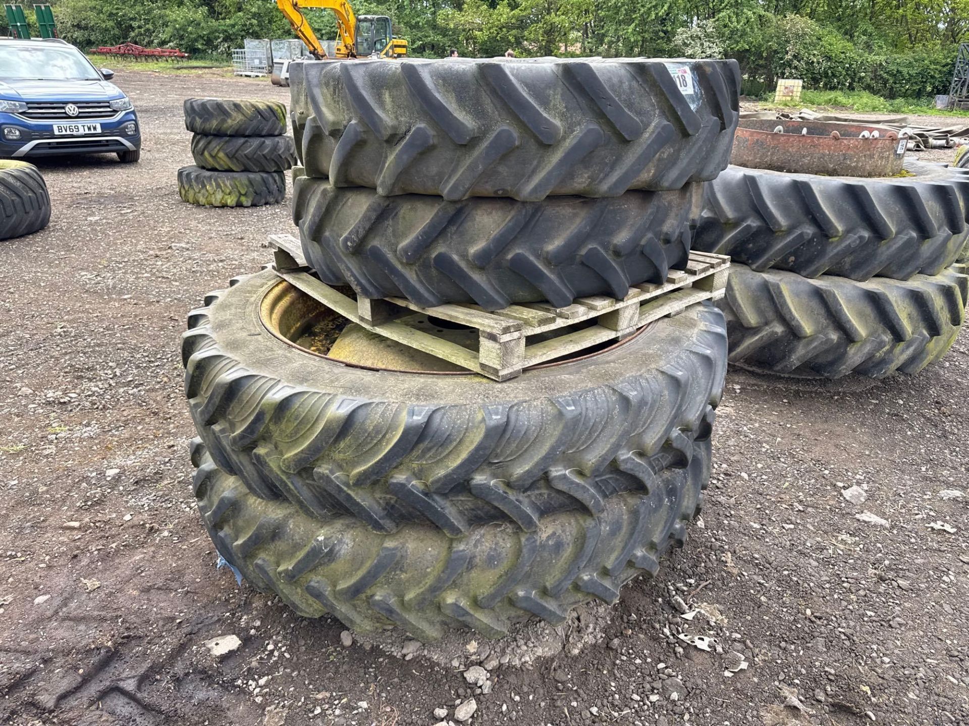 Set Alliance 12.4R32 front and Taurus 13.6R48 rear row crop wheels and tyres with John Deere centres - Image 4 of 6