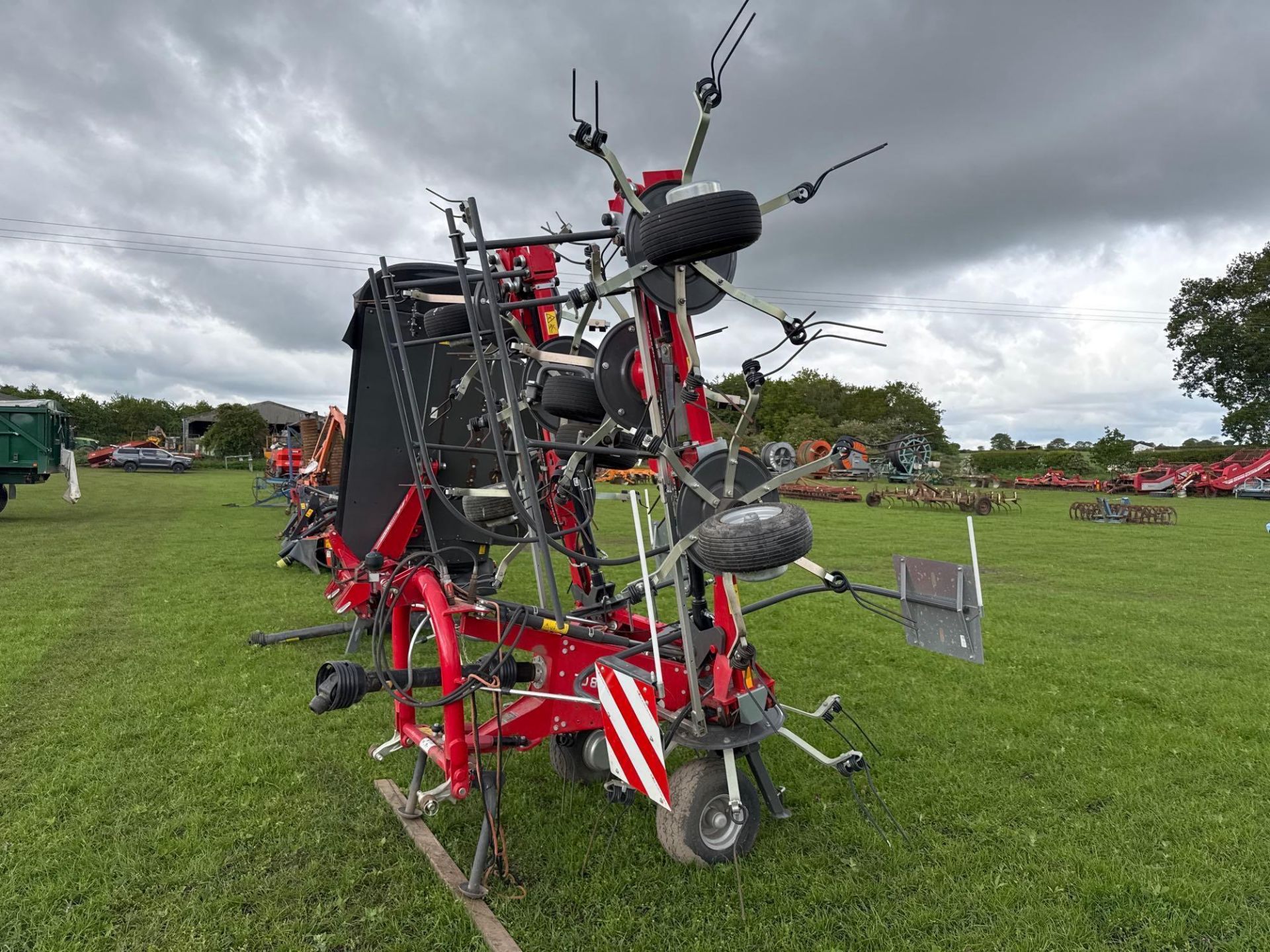 2024 Massey Ferguson TD868 DN 8 rotor tedder, hydraulic folding. Serial No: WAMAMP00HRG010391 ​​​​​​ - Image 7 of 10