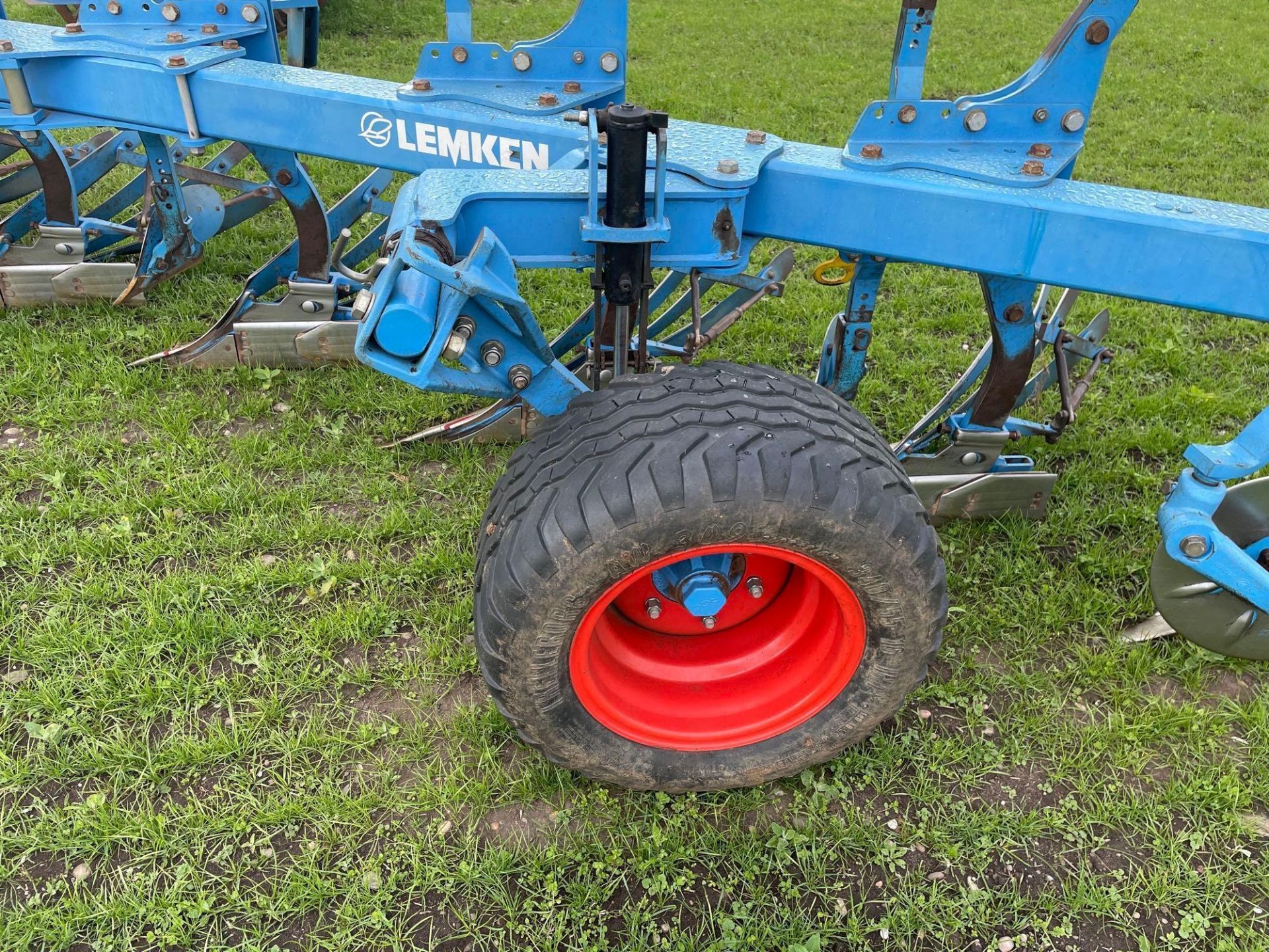 2020 Lemken Juwel 8 6 furrow reversible plough, on-land, slatted mouldboards with skimmers, and pres - Image 41 of 42