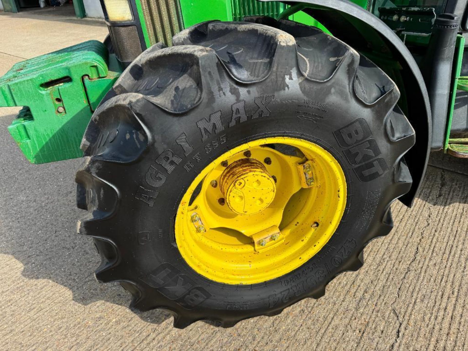 1993 John Deere 6400 40kph PowerQuad 4wd tractor with 2 manual spools, 16No 50kg front wafer weights - Image 18 of 24