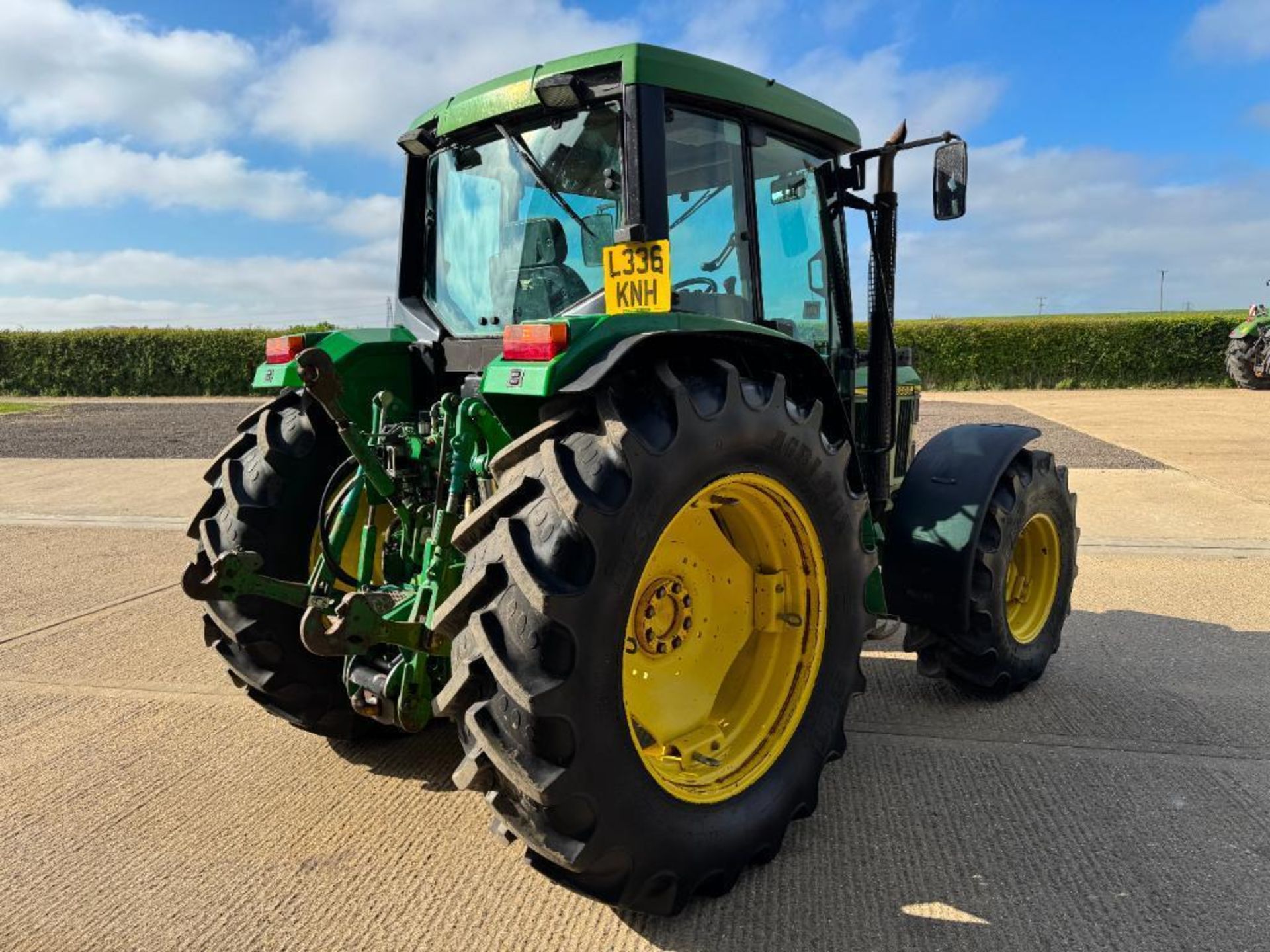 1993 John Deere 6400 40kph PowerQuad 4wd tractor with 2 manual spools, 16No 50kg front wafer weights - Image 8 of 24