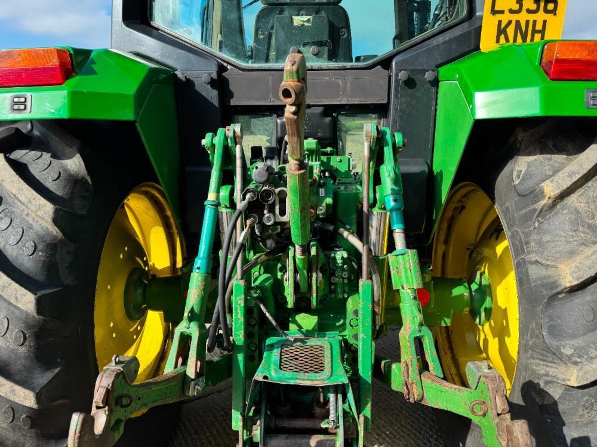 1993 John Deere 6400 40kph PowerQuad 4wd tractor with 2 manual spools, 16No 50kg front wafer weights - Image 15 of 24