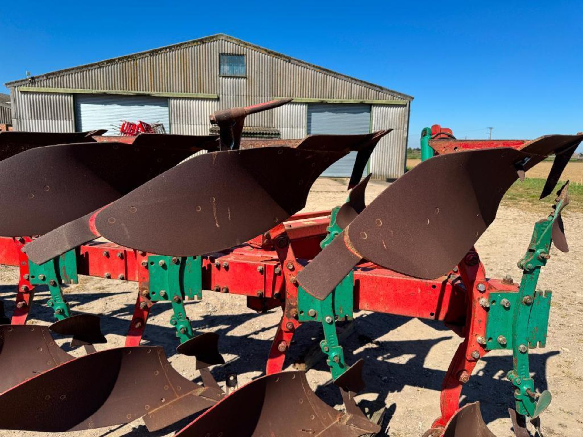 Kverneland LO85/300/28 7 furrow on-land reversible plough with skimmers and subsoiler points. Serial - Image 5 of 12