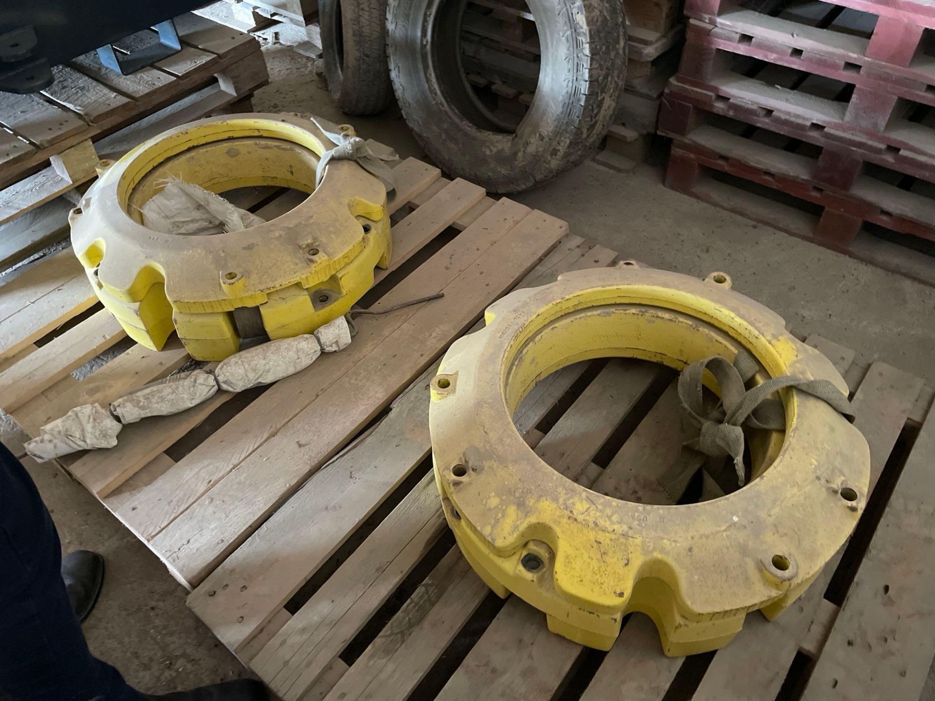 Set John Deere rear wheel weights (72kg + 205kg per side). NB: no starter brackets