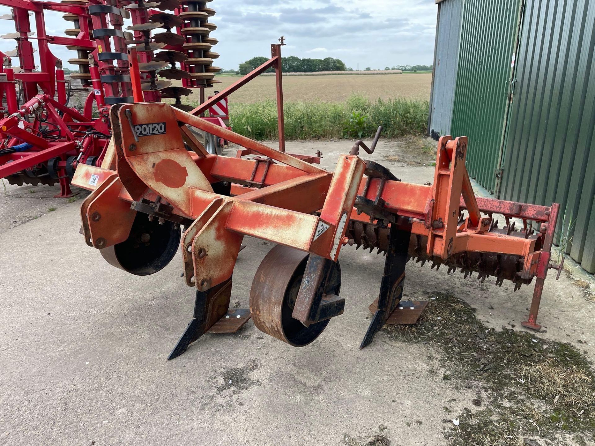 Spaldings 90/120 3 leg flat lift with rear tooth packer and depth wheels - Image 7 of 7