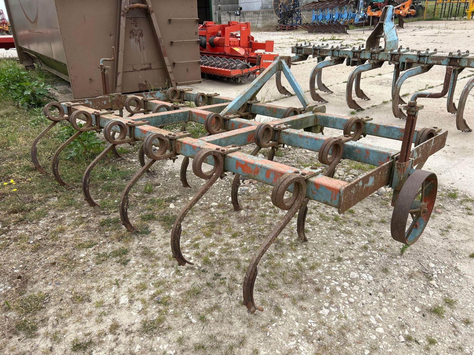 Blench 10ft pig tail cultivator with depth wheels, linkage mounted - Image 6 of 6