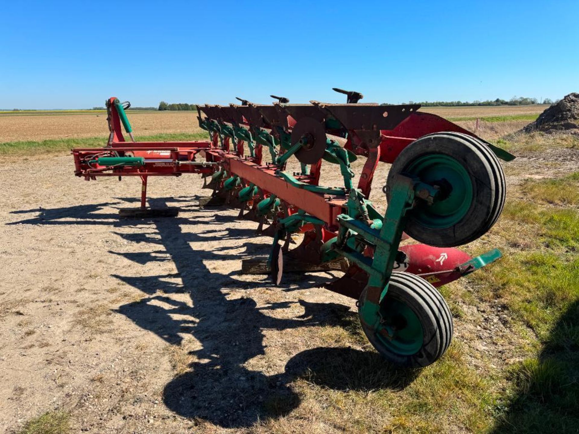 Kverneland LO85/300/28 7 furrow on-land reversible plough with skimmers and subsoiler points. Serial - Image 7 of 12