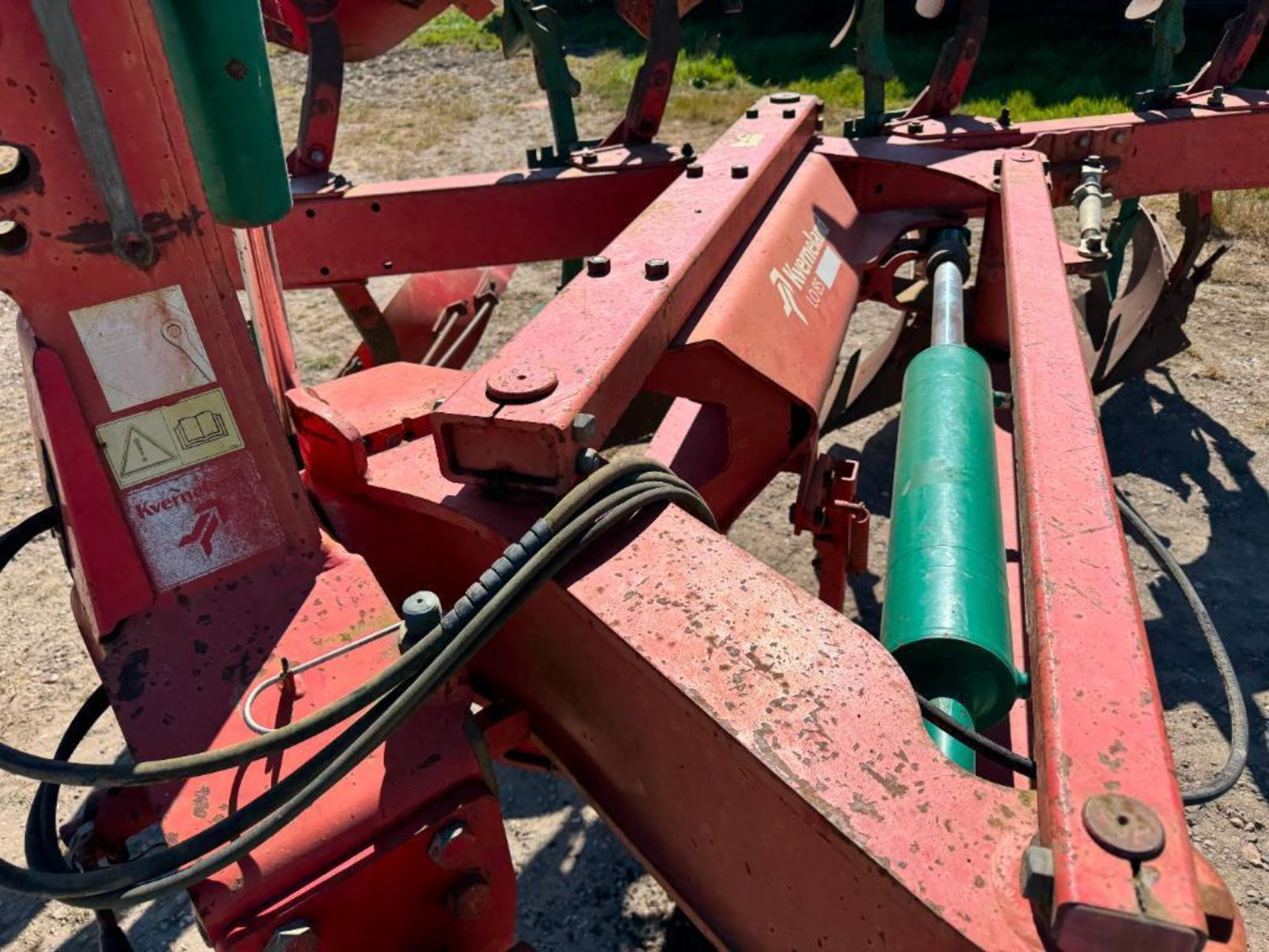 Kverneland LO85/300/28 7 furrow on-land reversible plough with skimmers and subsoiler points. Serial - Image 10 of 12