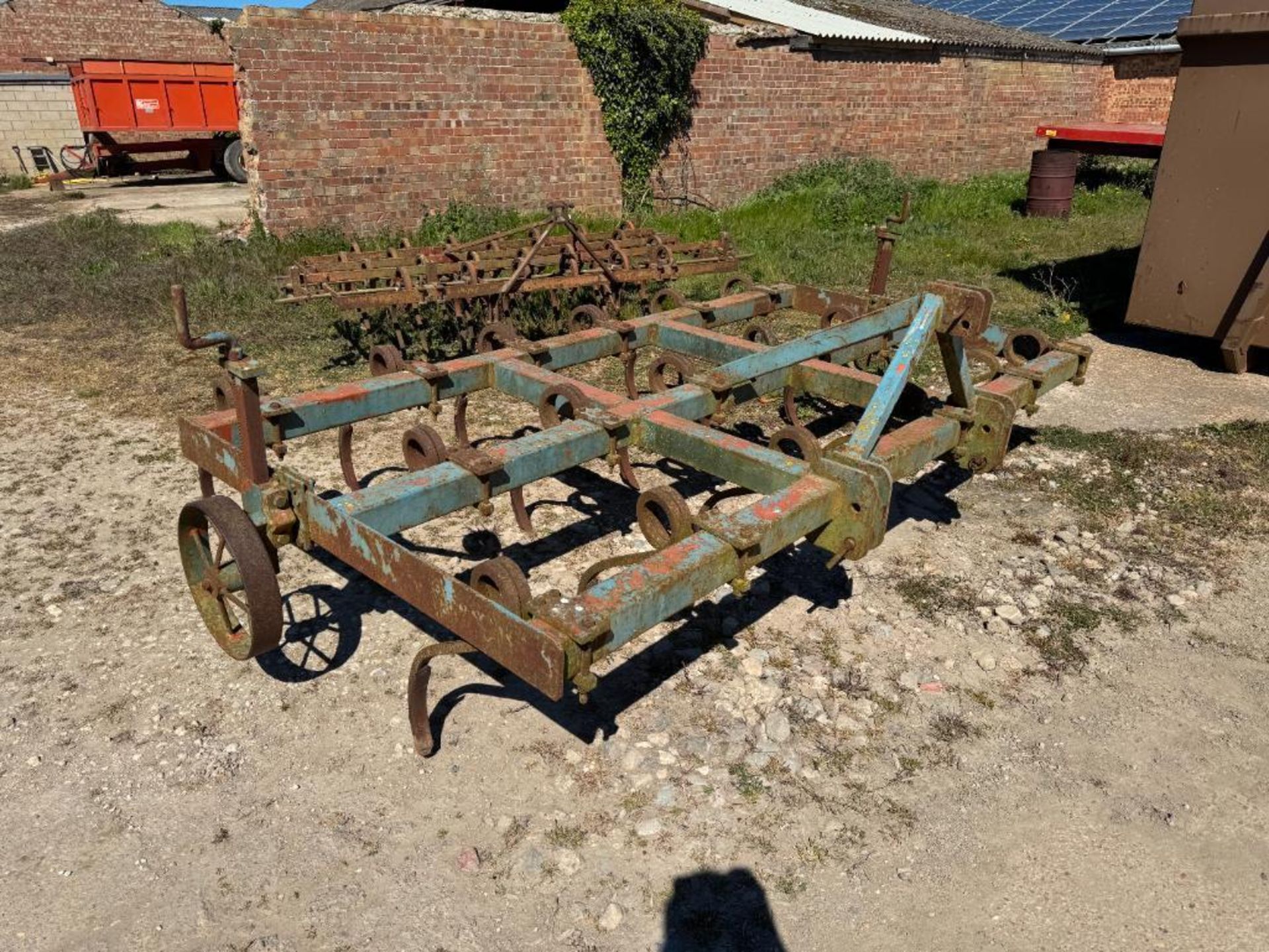 Blench 10ft pig tail cultivator with depth wheels, linkage mounted - Image 3 of 6