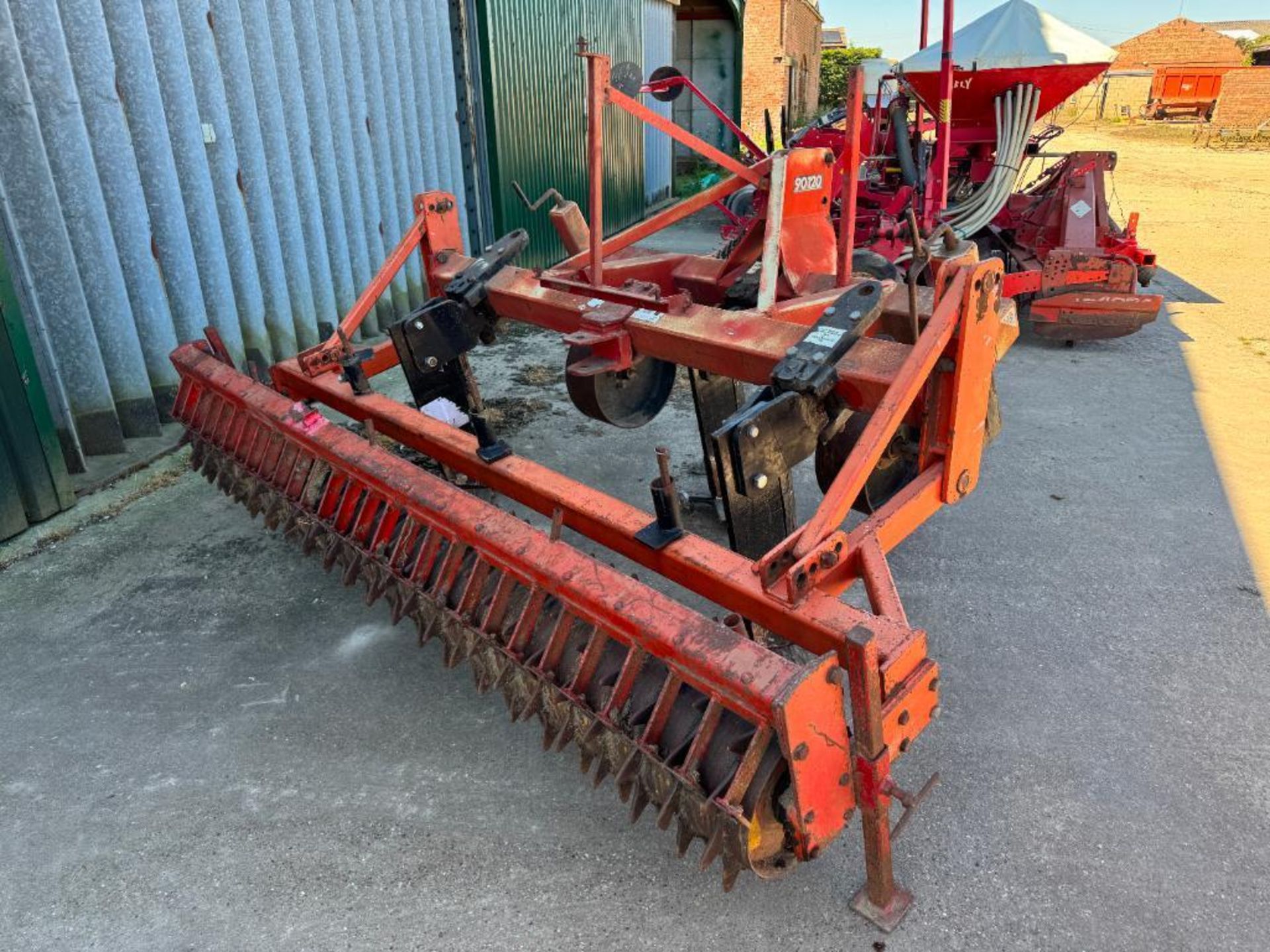 Spaldings 90/120 3 leg flat lift with rear tooth packer and depth wheels - Image 3 of 7