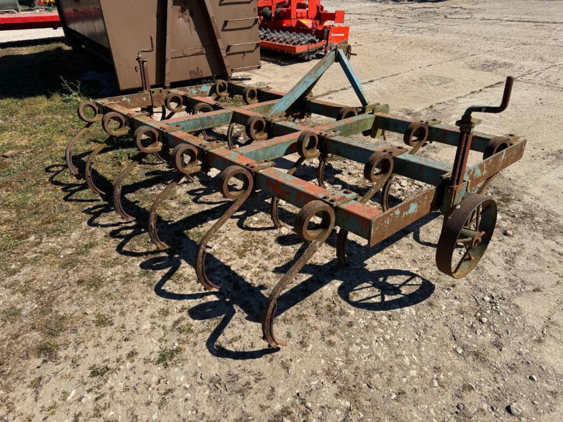 Blench 10ft pig tail cultivator with depth wheels, linkage mounted - Image 4 of 6