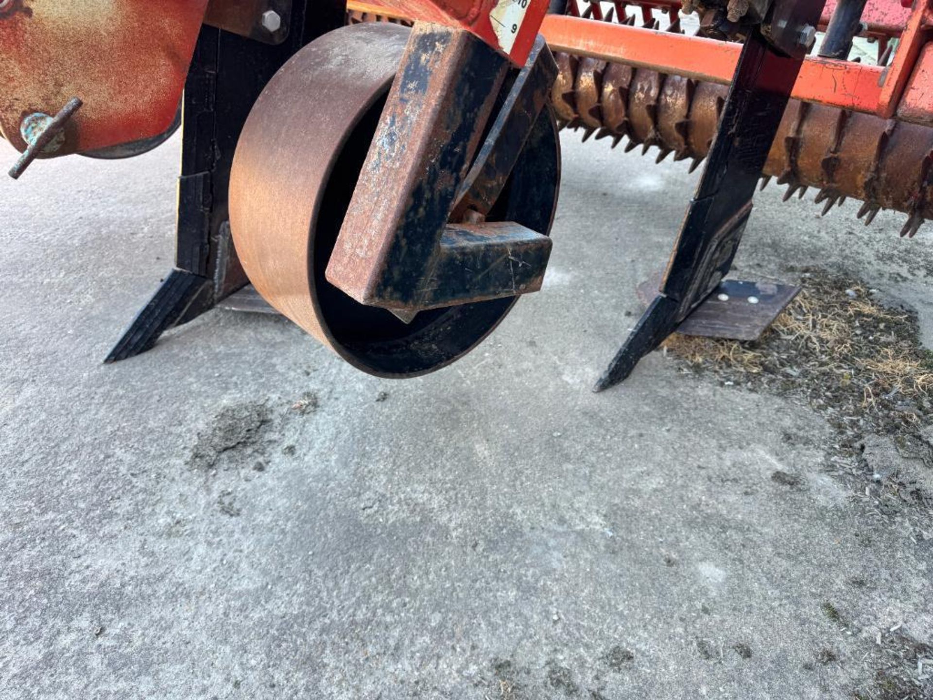 Spaldings 90/120 3 leg flat lift with rear tooth packer and depth wheels - Image 5 of 7