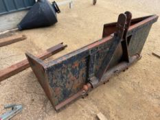Transport box, linkage mounted