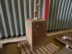 Oil drum with manual pump