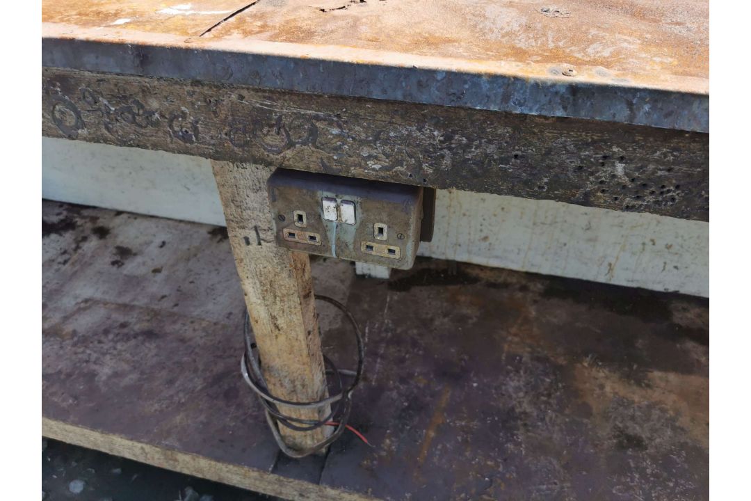 Wooden Workbench bench (damaged steel top) with No3 Record Vice Attached - Image 3 of 3