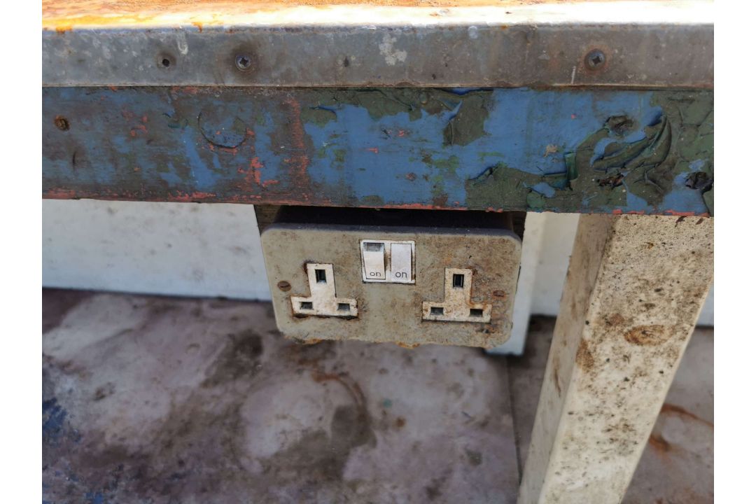Wooden Workbench bench steel top with No3 Record Vice Attached - Image 3 of 3