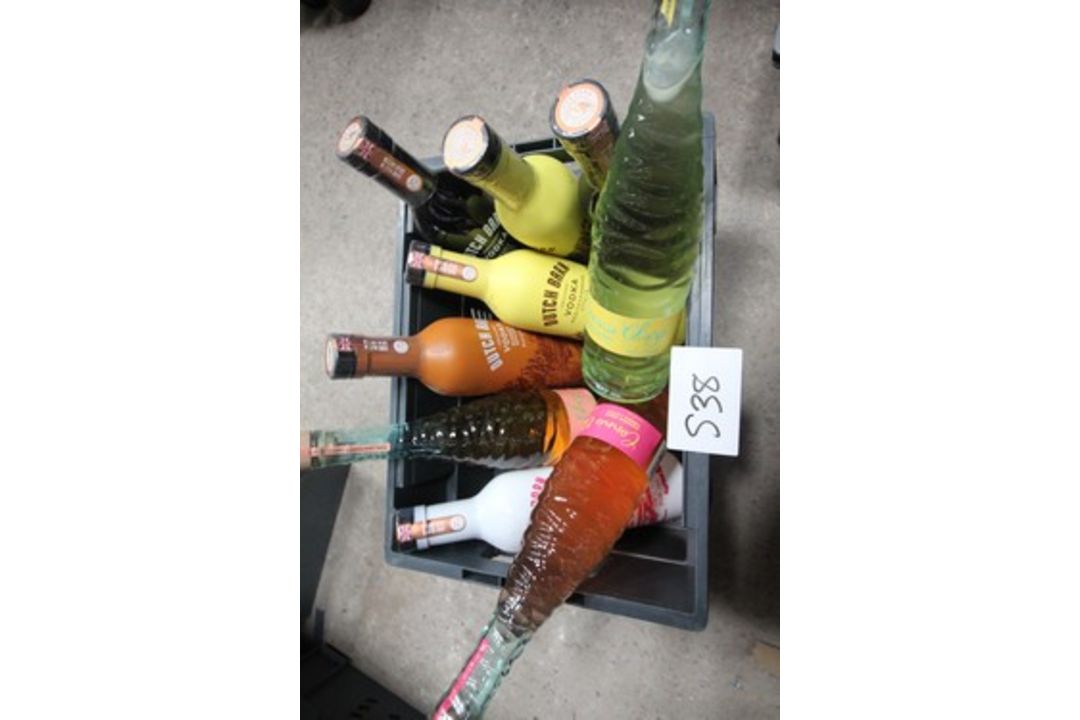 6 x assorted bottles of Dutch Barn vodka and 3 x assorted bottles of Connie Glaze vodka liquor (S38)