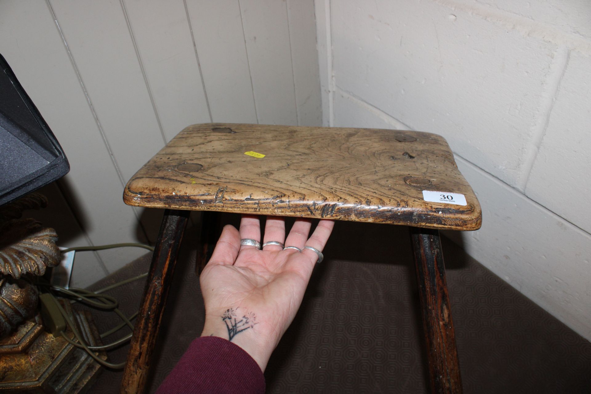A rustic elm seated stool - Image 4 of 11