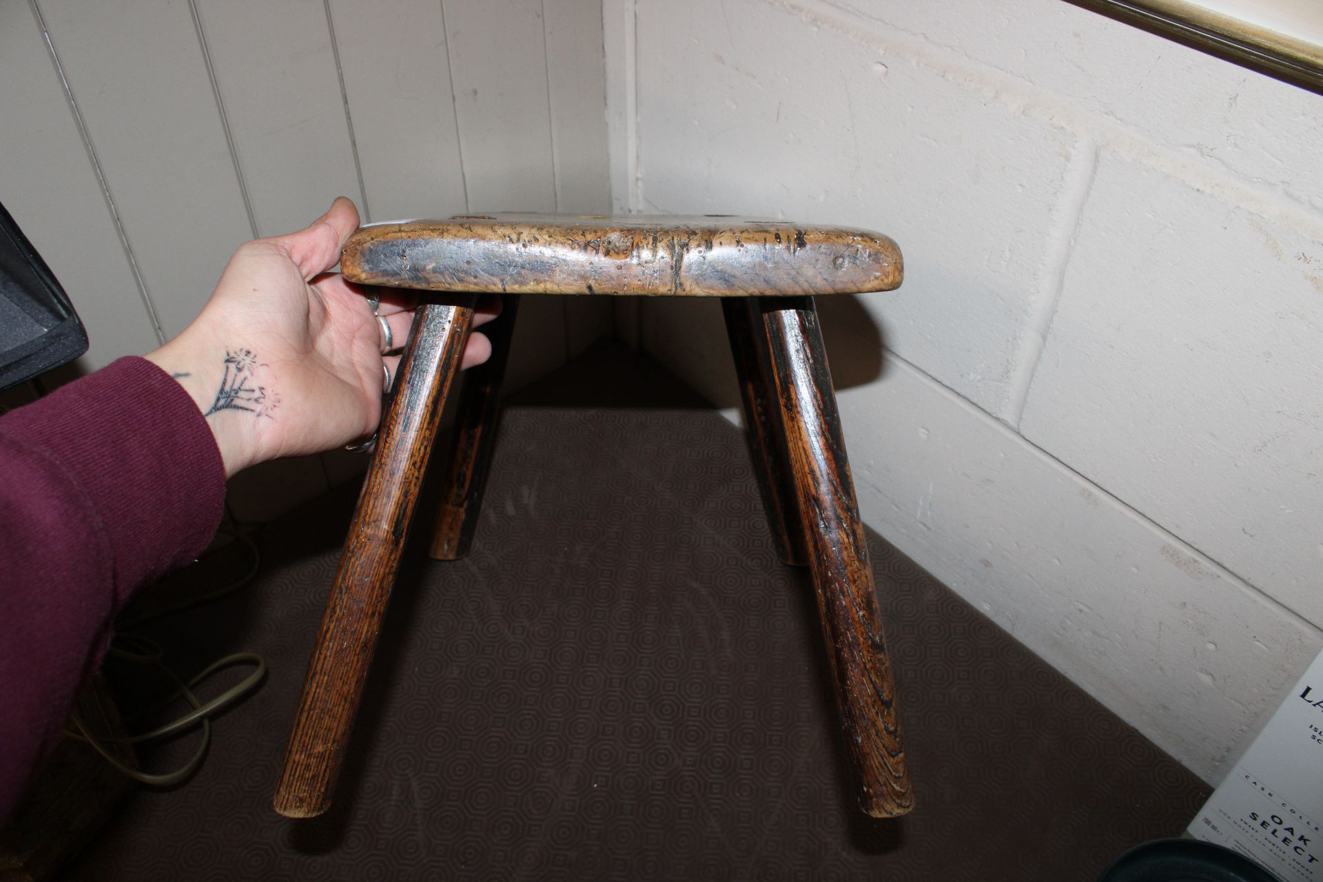 A rustic elm seated stool - Image 7 of 11