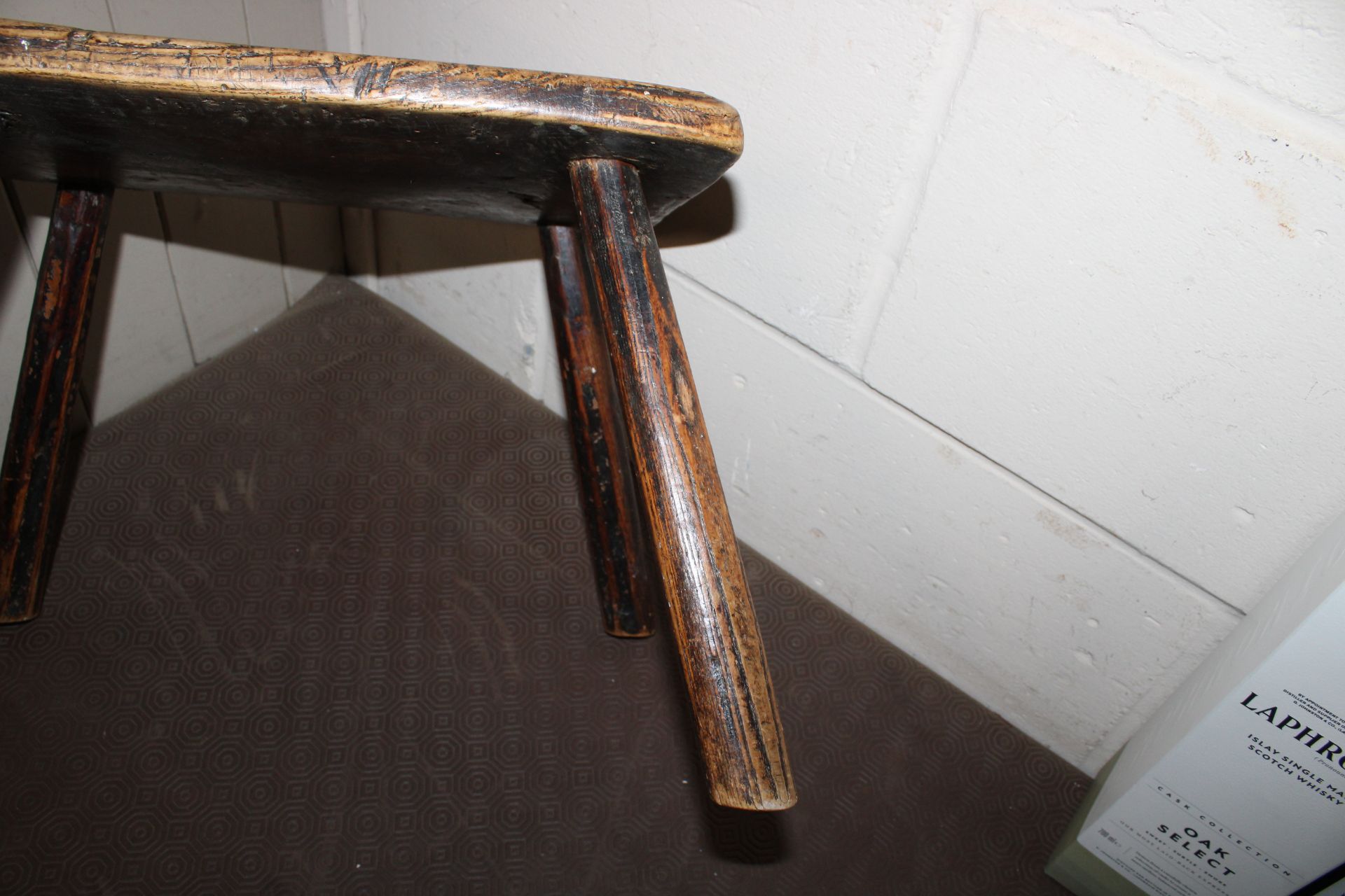 A rustic elm seated stool - Image 6 of 11