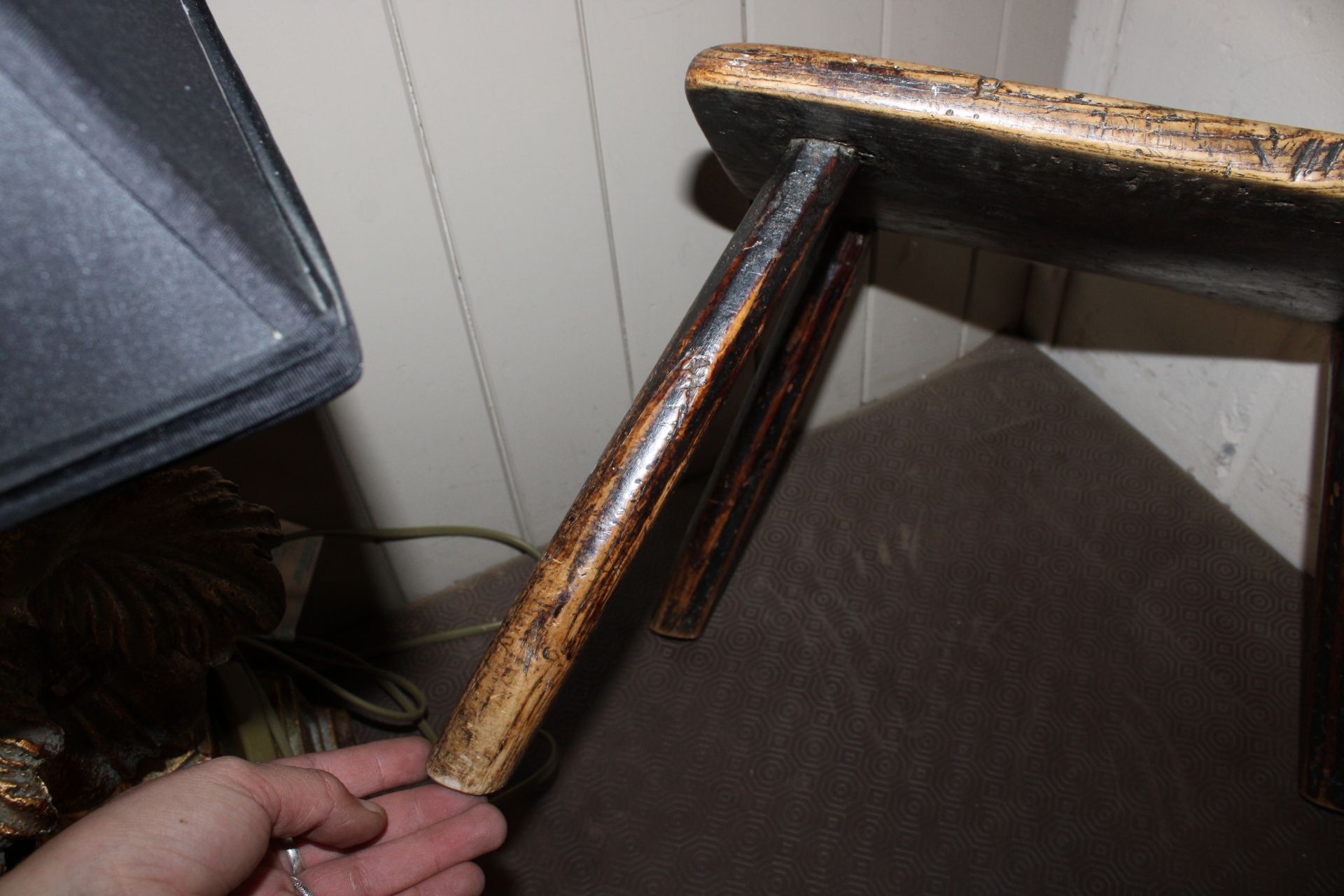 A rustic elm seated stool - Image 5 of 11