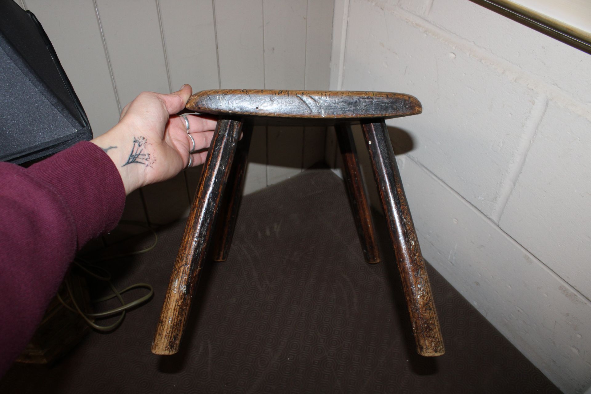 A rustic elm seated stool - Image 9 of 11