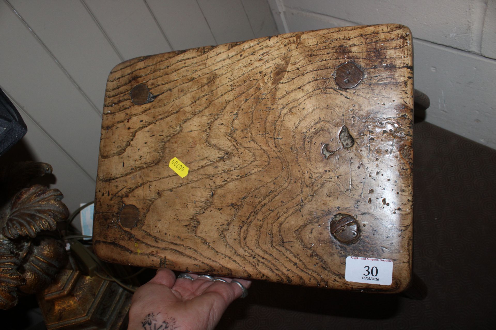 A rustic elm seated stool - Image 3 of 11