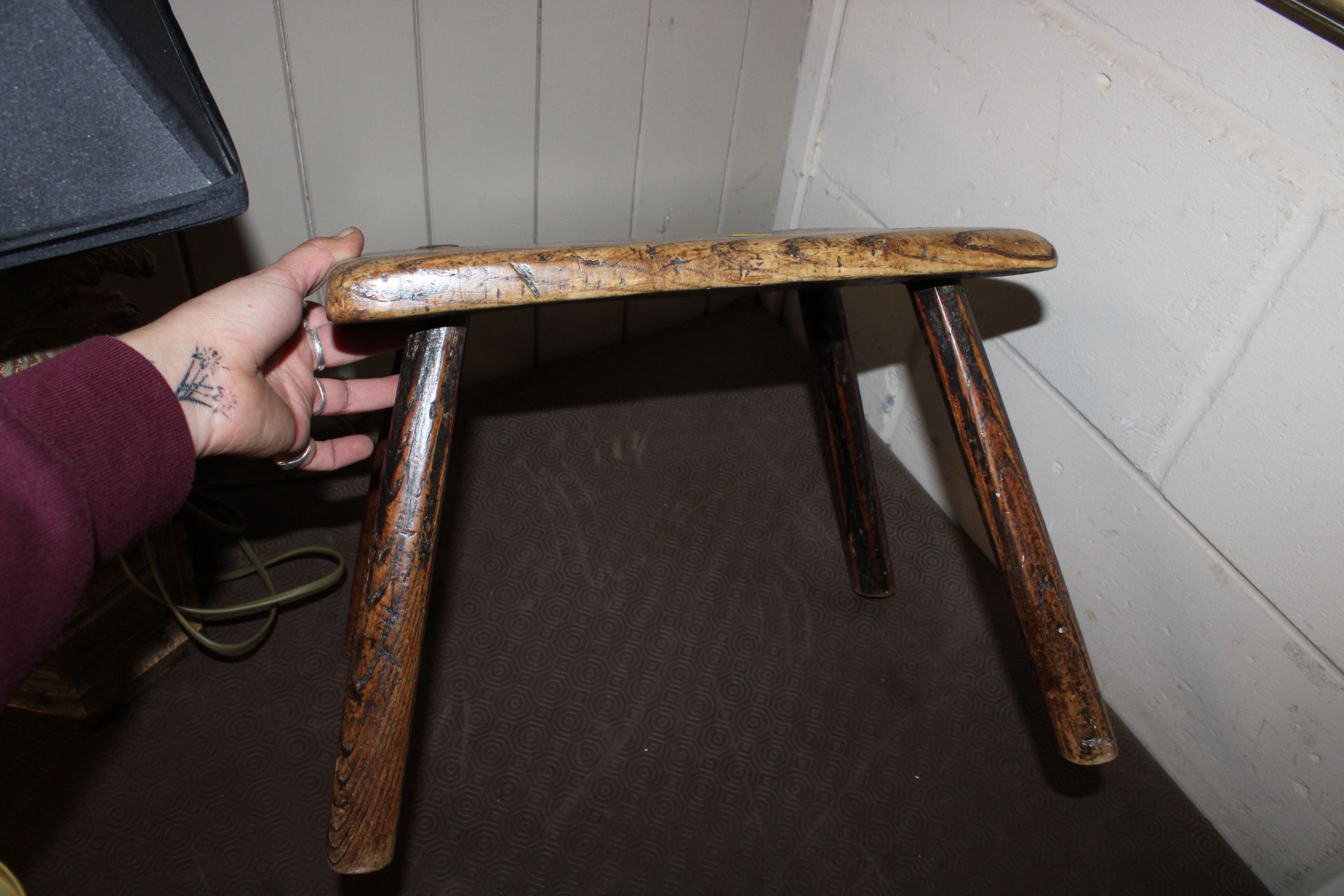 A rustic elm seated stool - Image 8 of 11