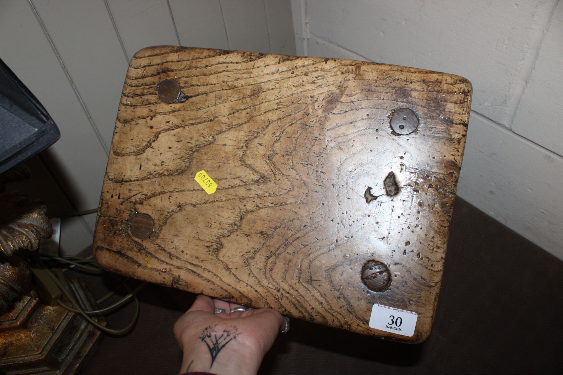 A rustic elm seated stool - Image 2 of 11