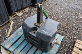 Claas 900kg front linkage weight. NB Top link NOT included.