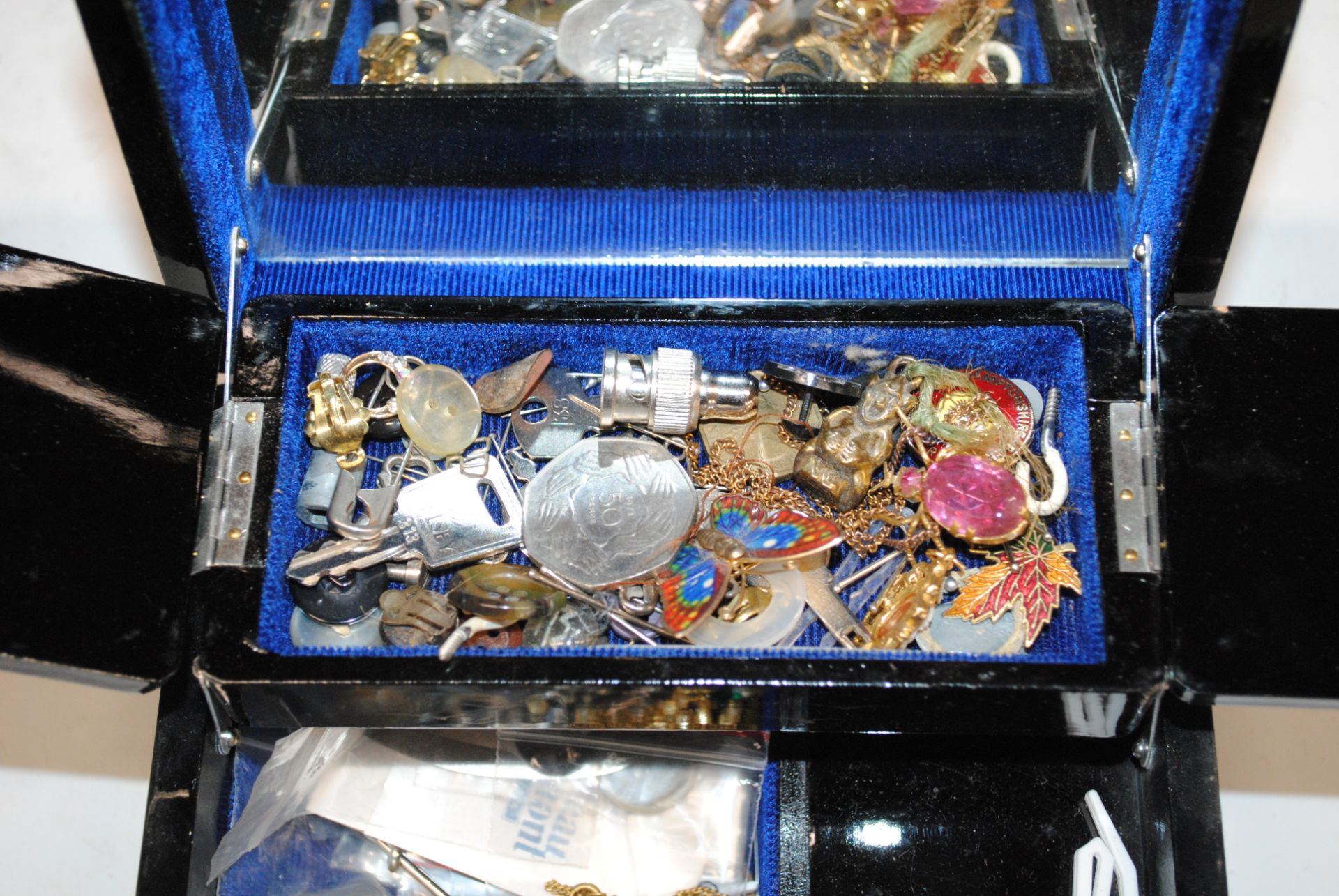 A wooden and mother of pearl inlaid trinket box, a - Image 8 of 18