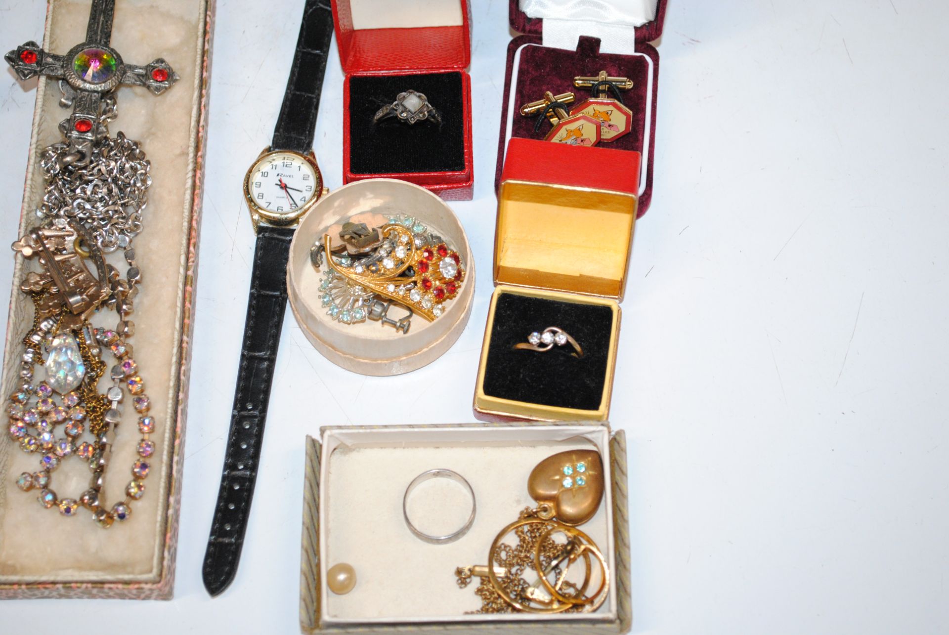 A wooden and mother of pearl inlaid trinket box, a - Image 5 of 18