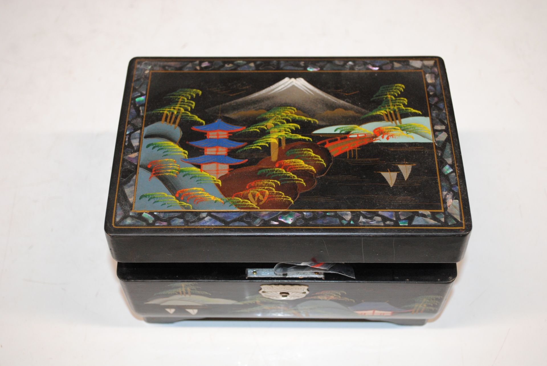 A wooden and mother of pearl inlaid trinket box, a - Image 10 of 18