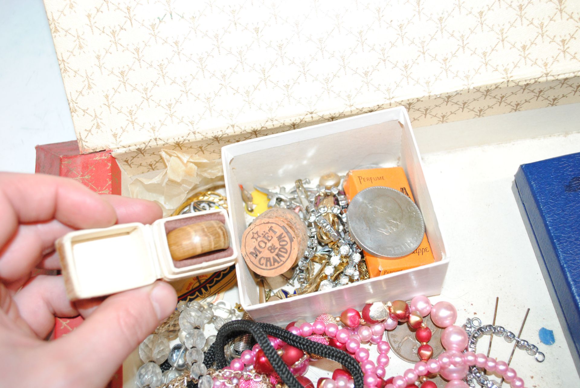 A wooden and mother of pearl inlaid trinket box, a - Image 18 of 18