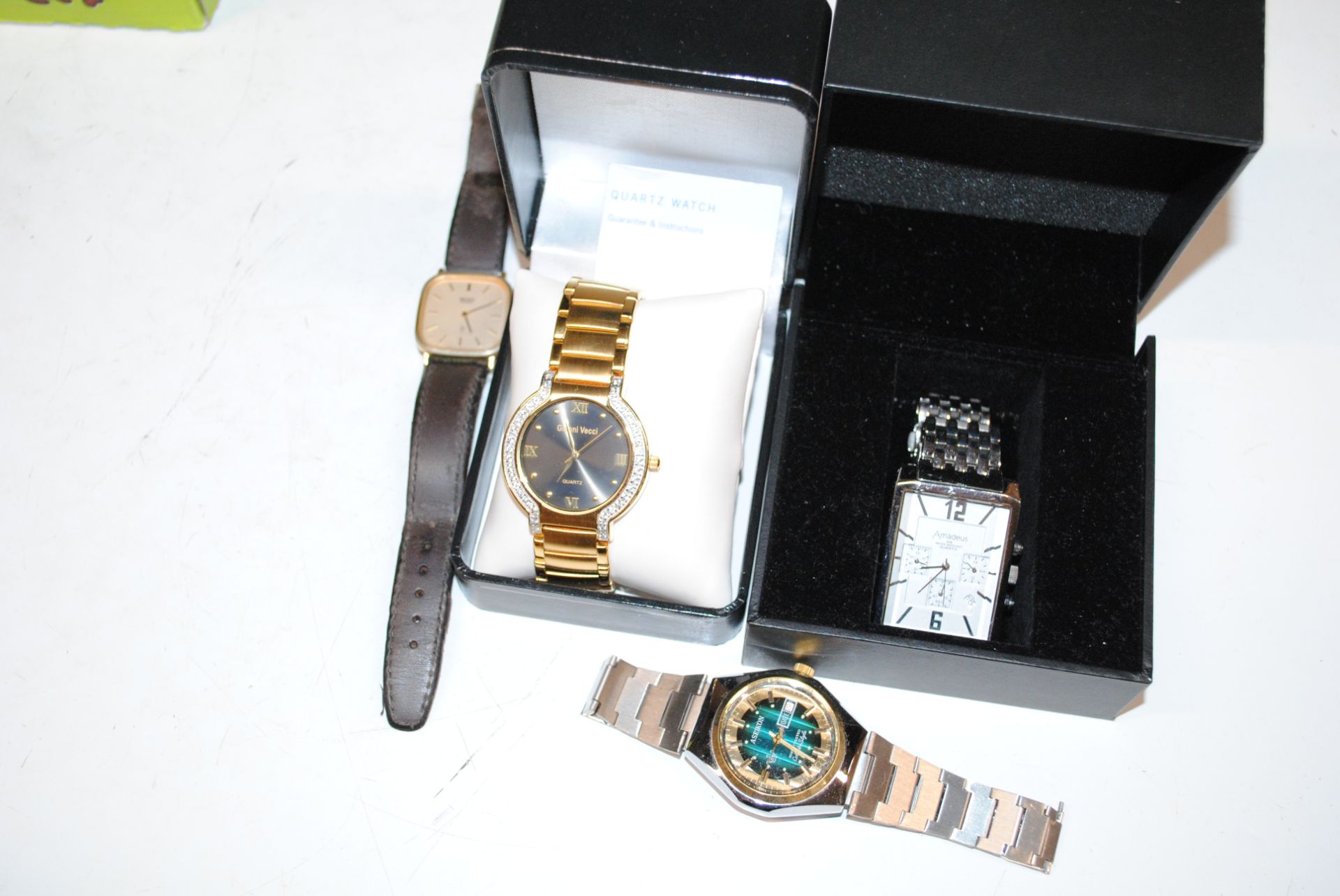 A wooden and mother of pearl inlaid trinket box, a - Image 2 of 18