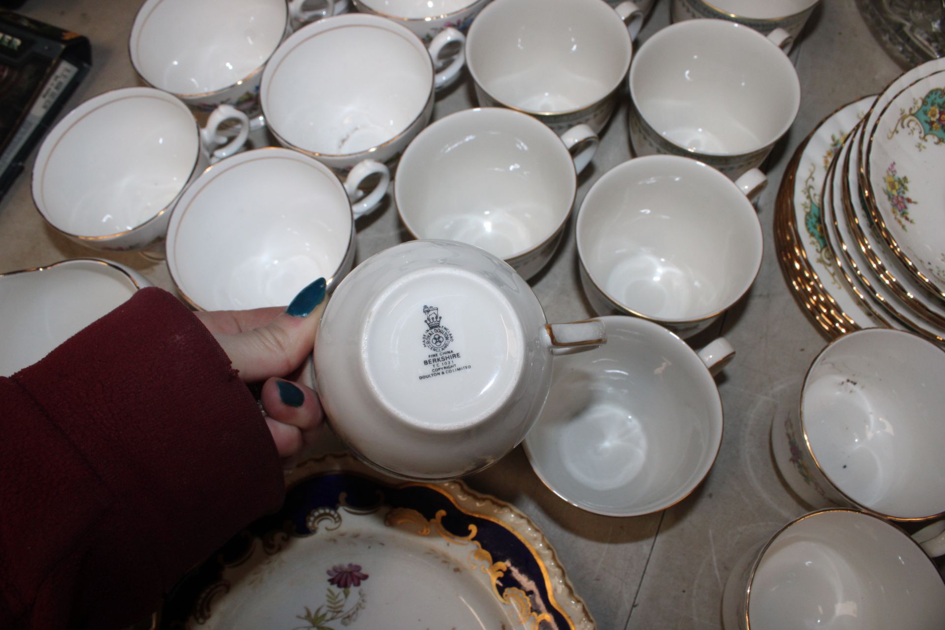 A quantity of various tea ware to include Royal Do - Image 3 of 7