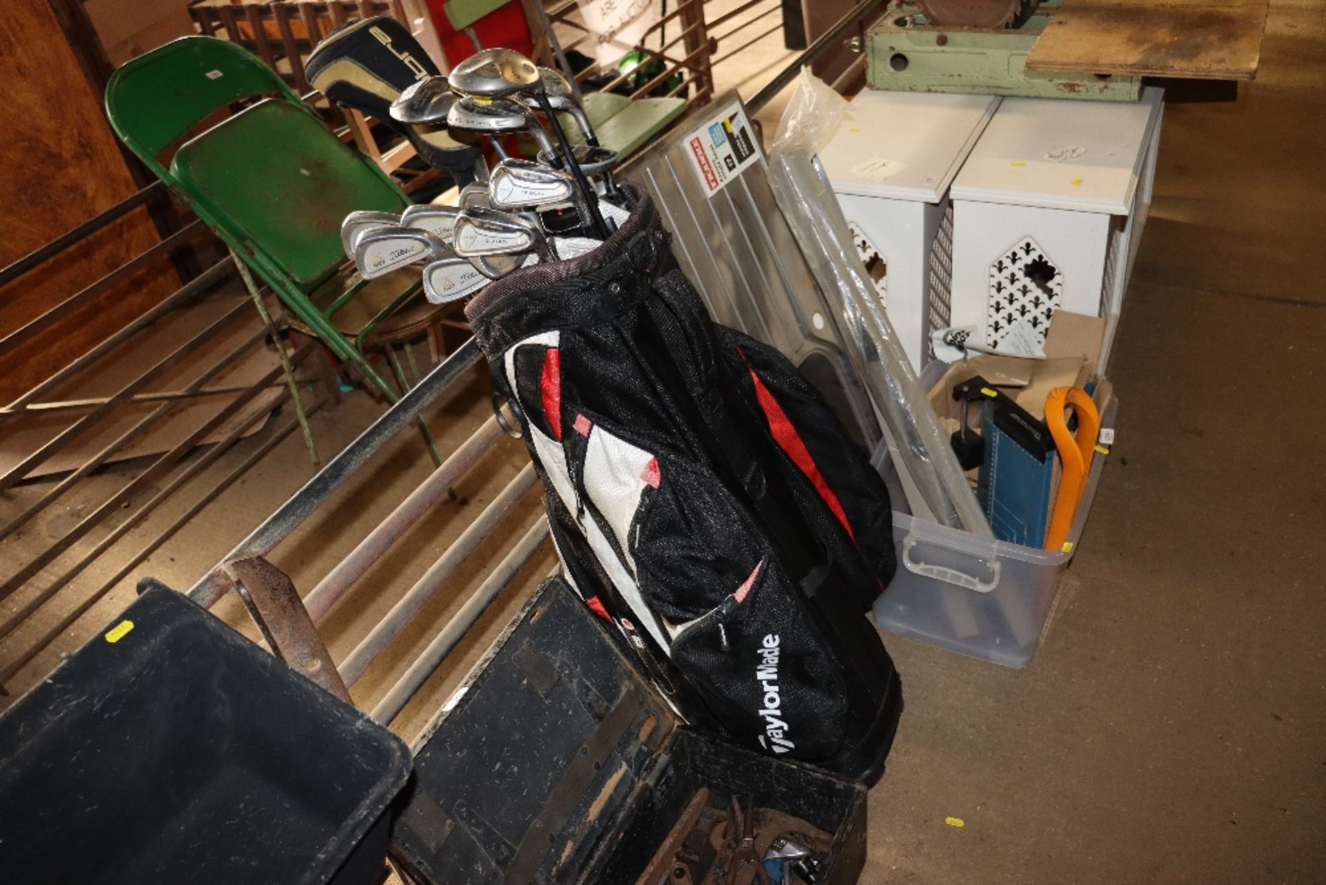 A tailor made golf bag and contents of various clu