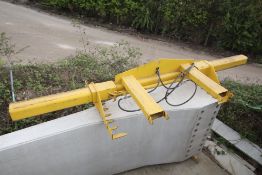 Hydraulic grab for lifting concrete posts. To fit