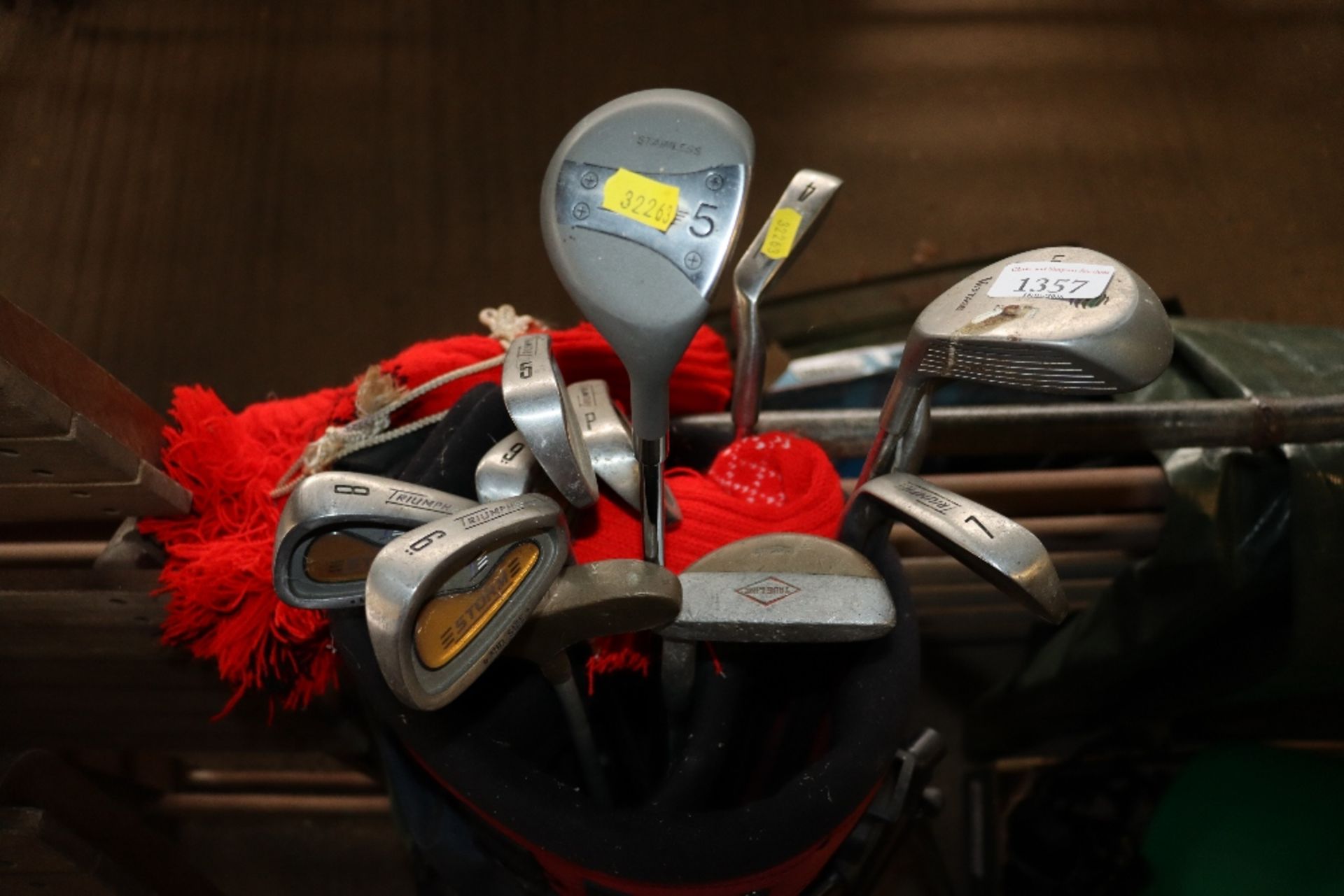A Progen golf bag and contents of various clubs - Image 2 of 2