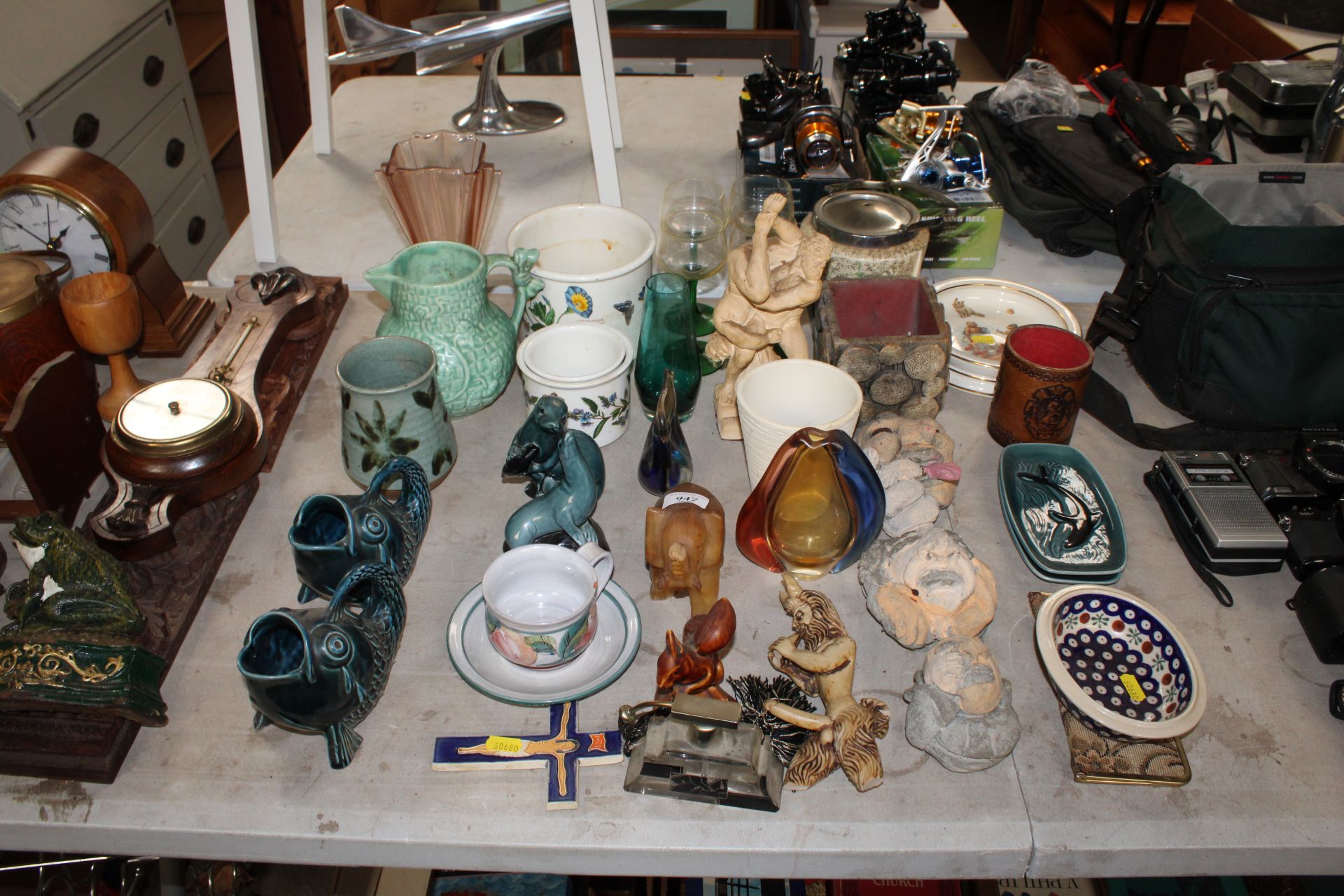A quantity of various decorative items to include