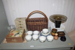A quantity of various decorative items to include