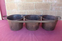 3x Round connected planters. V