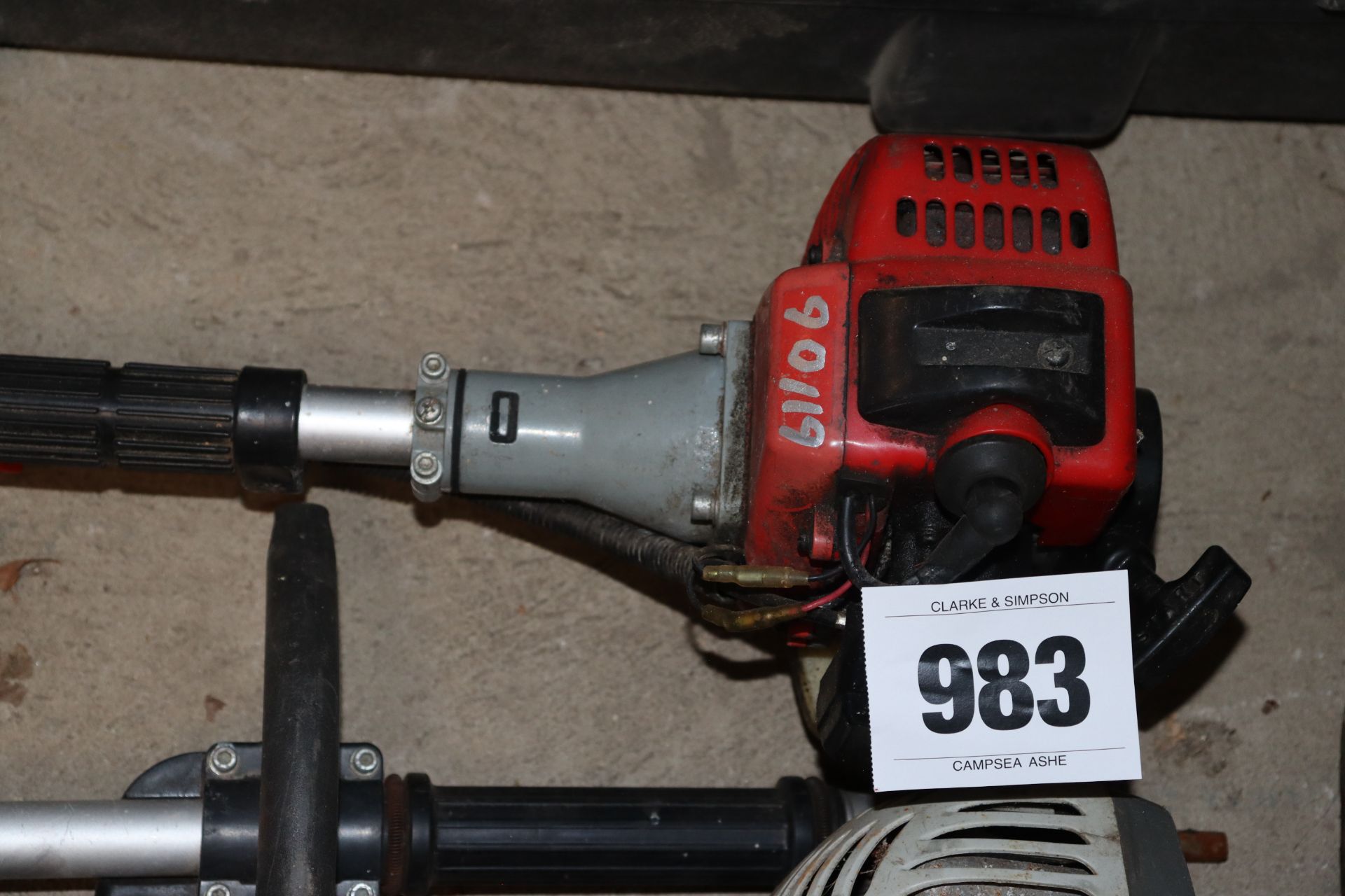 Long reach hedge trimmer. - Image 2 of 3