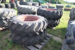 Set of wheels and tyres comprising 18.4-30 rears w