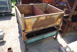 2x stillages. V