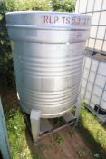 Stainless steel tank on pallet tine frame. V