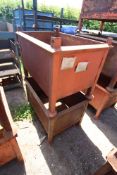 2x stillages. V