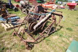 Trailed belt-driven saw bench. With Petter petrol engine.