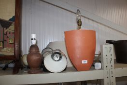 A quantity of various table lamps